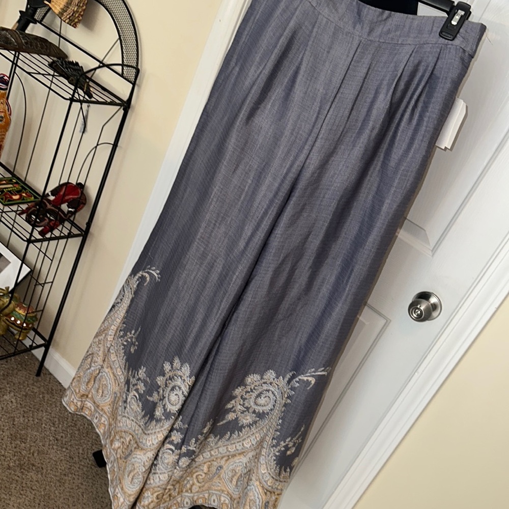 Flared pants with designs.